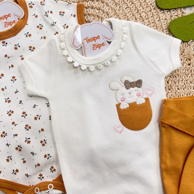 Conj. de Malha 3 peças - Coelhinha no Bolsinho - Mostarda e Off White